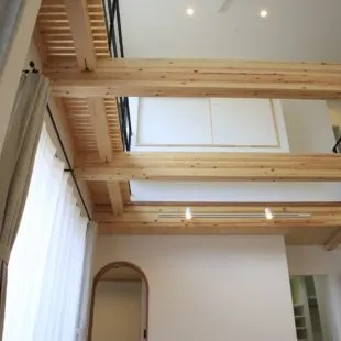 三角屋根が重なる家